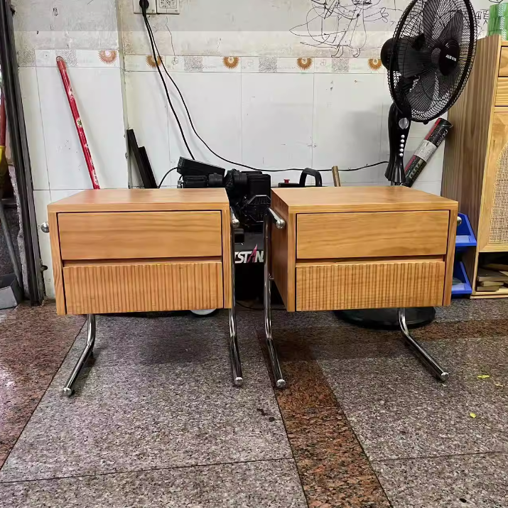 Table de chevet rectangulaire en bois massif scandinave contemporain avec rayures en acier inoxydable et 2 tiroirs pour chambre à coucher 