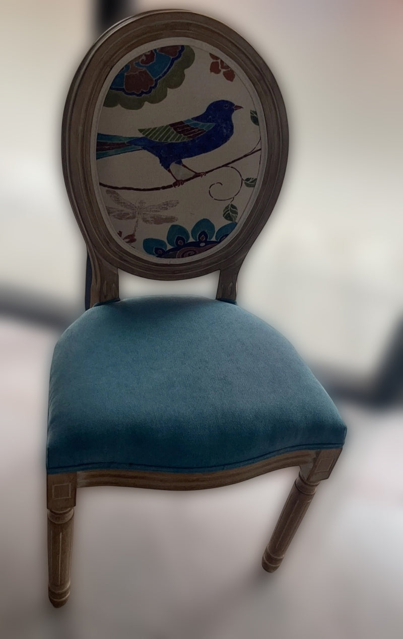 Chaise de salle à manger en tissu de velours avec cadre en bois incurvé européen traditionnel et vieilli, dossier rond pour salle à manger 