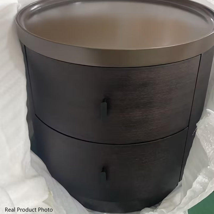 Moderner minimalistischer runder zylindrischer Nachttisch aus metallisch lackiertem MDF, Metall und Sperrholz mit Räuchereichenfurnier, mit 2 Schubladen, fürs Schlafzimmer 