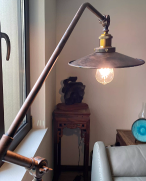Zeitgenössische industrielle zylindrische Stehlampe mit langem Arm aus Eisen mit 1 Licht für Schlafzimmer 