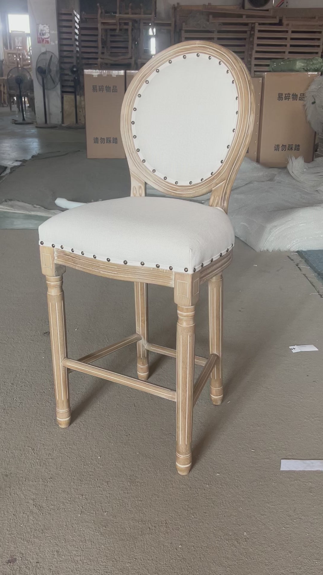 Traditioneller Vintage-Rund-Barhocker mit Rückenlehne aus Gummibaumholz, Birke und Baumwoll-Leinen für das Esszimmer 