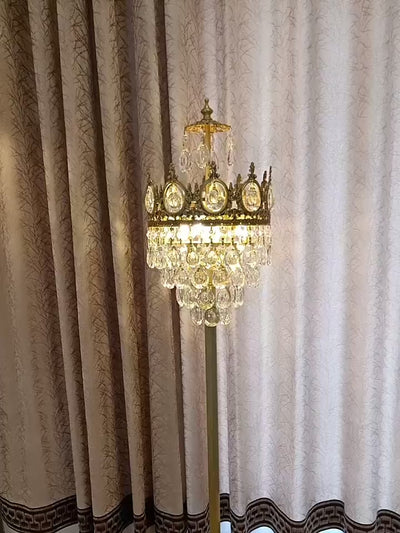 Lampe de sol traditionnelle de luxe en cuivre et laiton avec pendentif couronne en cristal à 3 lumières pour chambre 