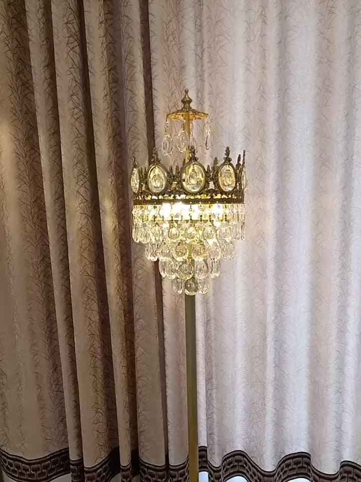 Lampe de sol traditionnelle de luxe en cuivre et laiton avec pendentif couronne en cristal à 3 lumières pour chambre 