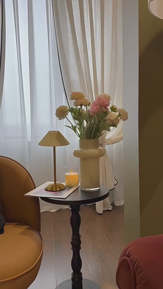 Lámpara de mesa contemporánea escandinava recargable de tela cónica plisada de 1 luz para mesita de noche 