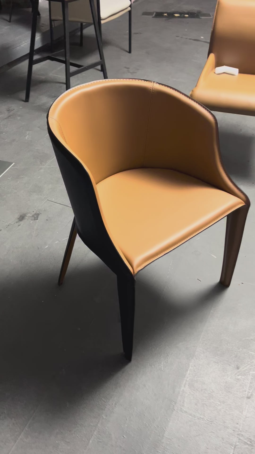 Moderner minimalistischer Faux-Sattel-Leder- und Kohlenstoffstahl-gekrümmter Esszimmerstuhl für Esszimmer, Schlafzimmer &amp; Wohnzimmer 