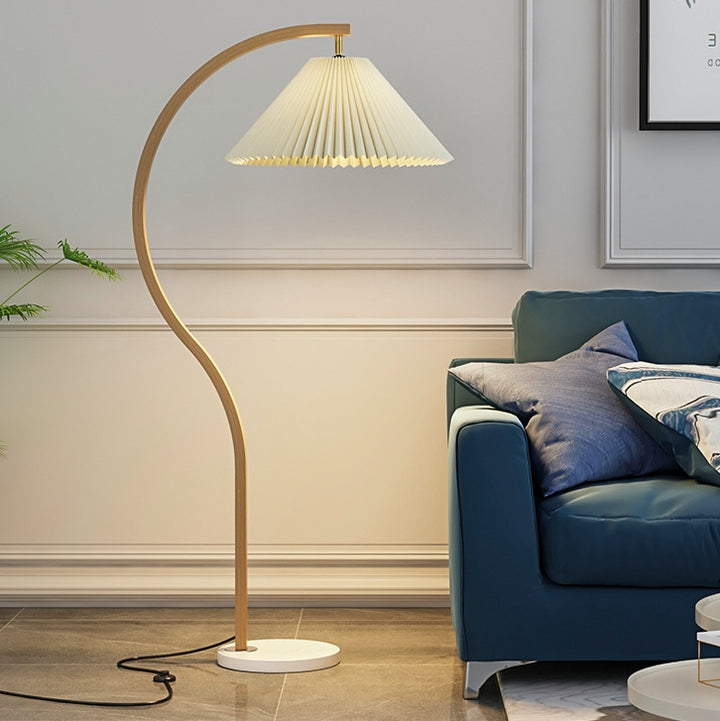 Moderner minimalistischer, plissierter, gebogener Stoff-, Eisen- und Marmor-1-Licht-Stehlampe für das Wohnzimmer 