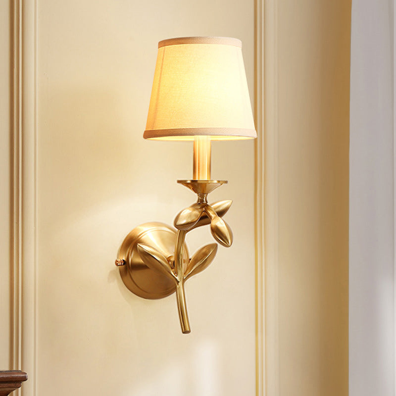 Applique murale 1 lumière avec abat-jour en tissu et cadre finition or moderne pour chambre 
