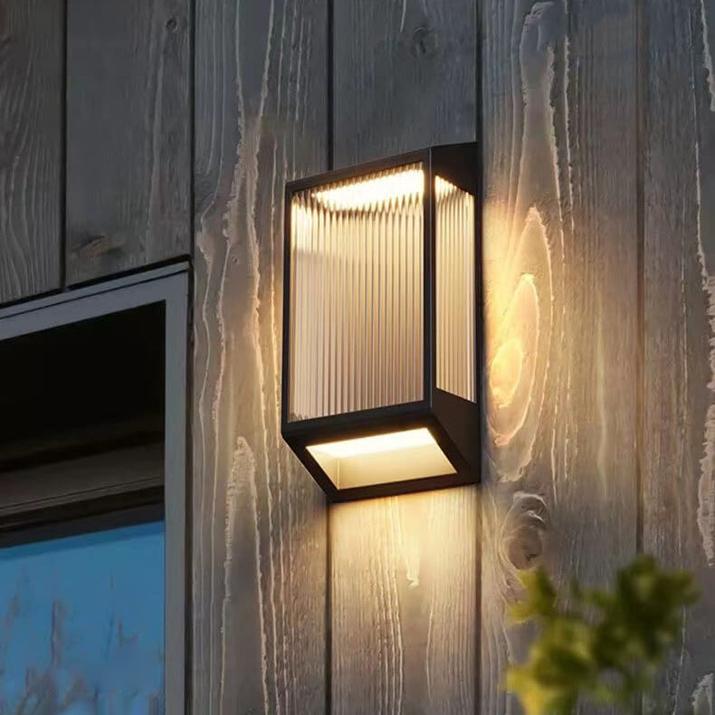 Moderna lámpara de pared solar impermeable trapezoidal de acero inoxidable y acrílico con LED para exteriores 
