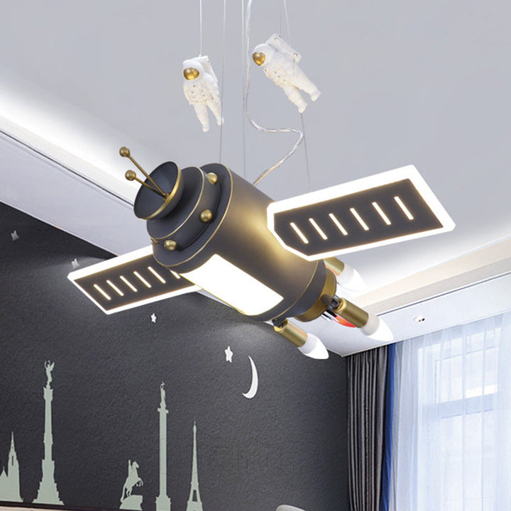 Lámpara de araña contemporánea creativa de hierro y resina con satélite espacial y astronauta de 4 luces para dormitorio 