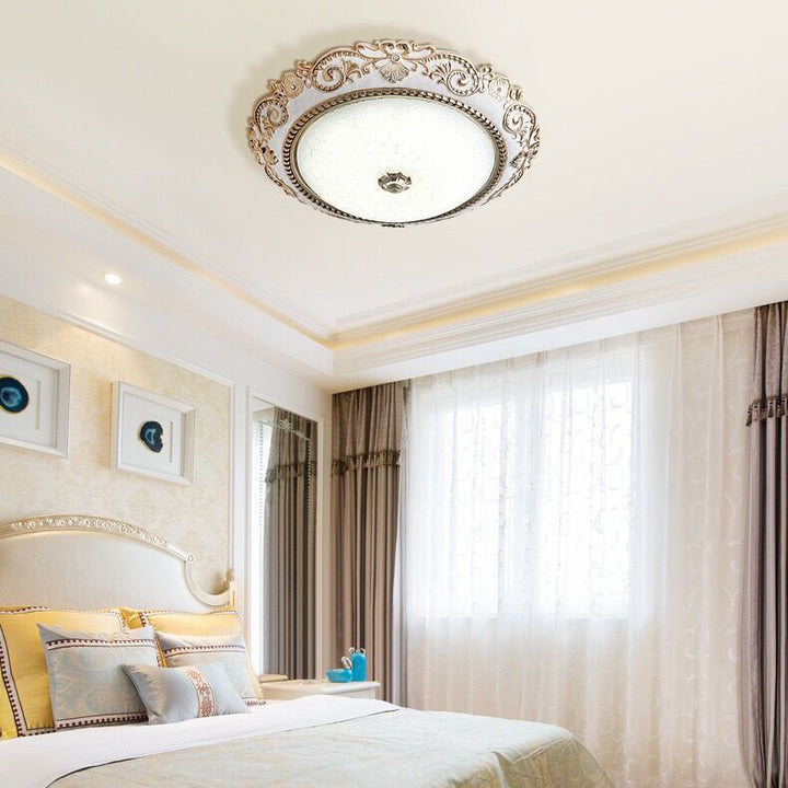 Plafón de techo LED redondo de vidrio, resina y herrajes con encaje tallado de estilo europeo tradicional para sala de estar y dormitorio 