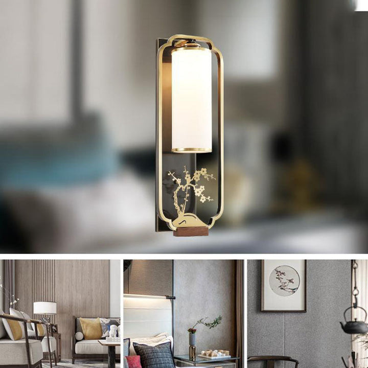 Traditionelle chinesische geschnitzte Kupferrahmen-Milchglas-Zylinder-Schirm 1-Licht-Wandleuchte für Wohnzimmer 
