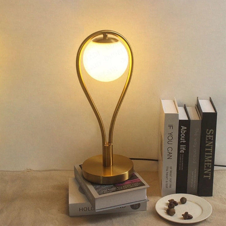 Zeitgenössische kreative Schlägerform Eisen Kupfer Glas 1-Licht Tischlampe für das Schlafzimmer 