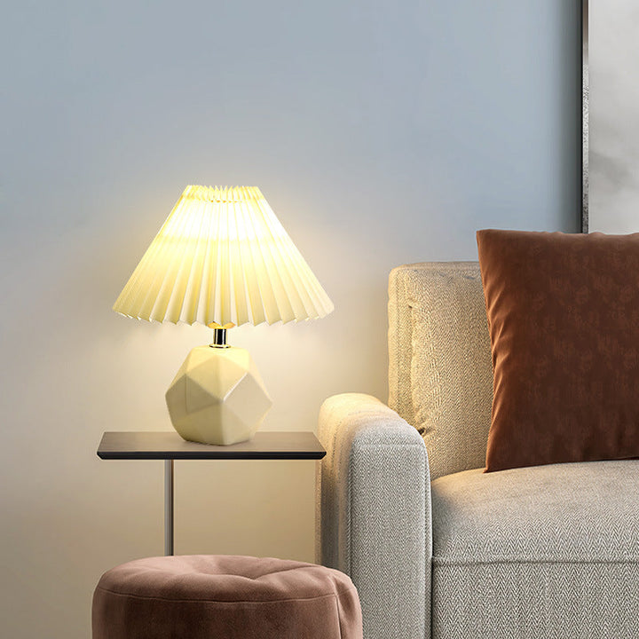 Zeitgenössische kreative plissierte Stoffschirm-Imitationssteinbasis 1-Licht-Tischlampe für Schlafzimmer