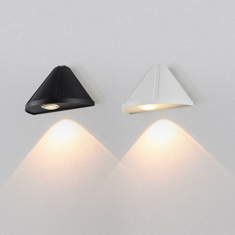 Lámpara de aplique de pared exterior LED moderna minimalista en forma de cono triangular impermeable de aluminio con lente esmerilada 