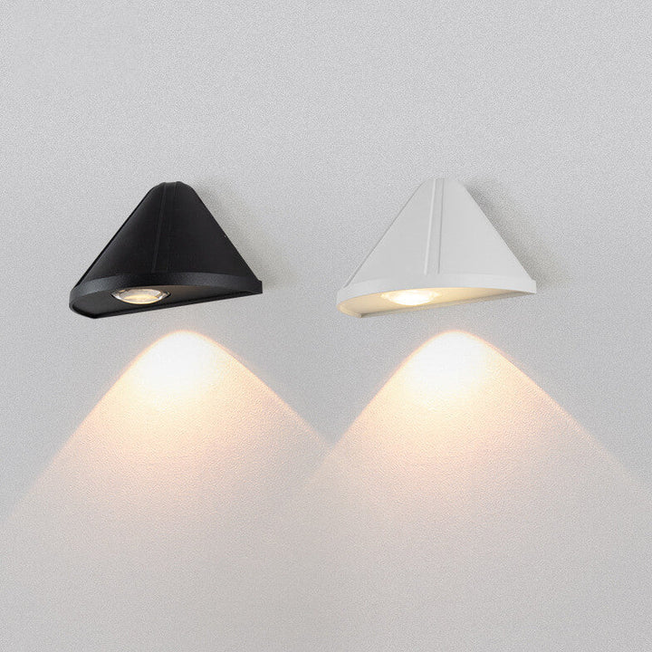 Lámpara de aplique de pared exterior LED moderna minimalista en forma de cono triangular impermeable de aluminio con lente esmerilada 