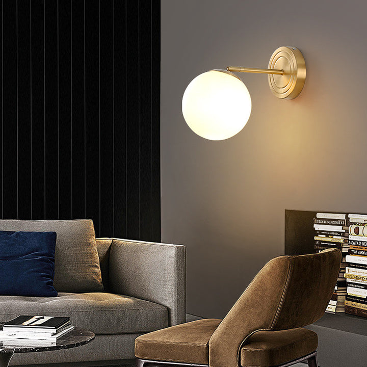 Aplique de pared de 1 luz con esfera de vidrio de lujo moderno y base de cobre para dormitorio 