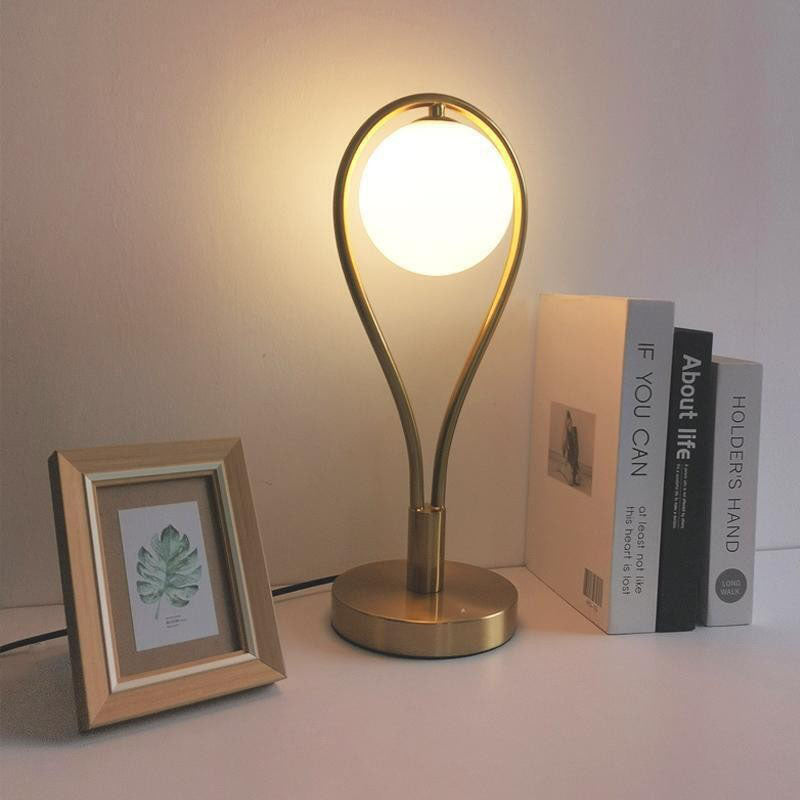 Zeitgenössische kreative Schlägerform Eisen Kupfer Glas 1-Licht Tischlampe für das Schlafzimmer 
