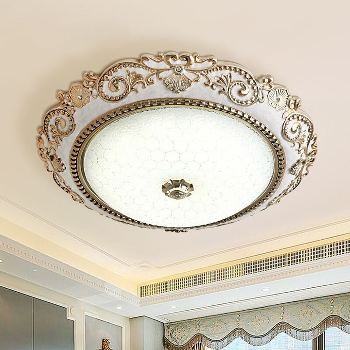 Plafón de techo LED redondo de vidrio, resina y herrajes con encaje tallado de estilo europeo tradicional para sala de estar y dormitorio 