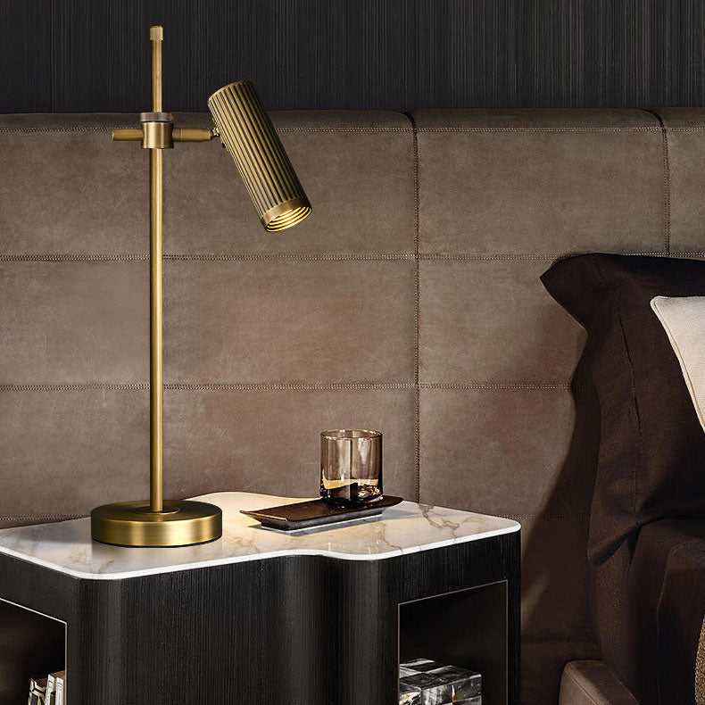 Moderne Luxustischlampe mit goldener Messingrahmenveredelung und verstellbarem Zylinderschirm, 1-Licht, für Zuhause und Büro 