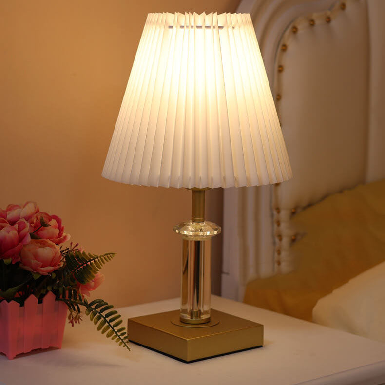 Lampe de table moderne minimaliste en tissu plissé en forme de cône avec matériel en cristal à 1 lumière 