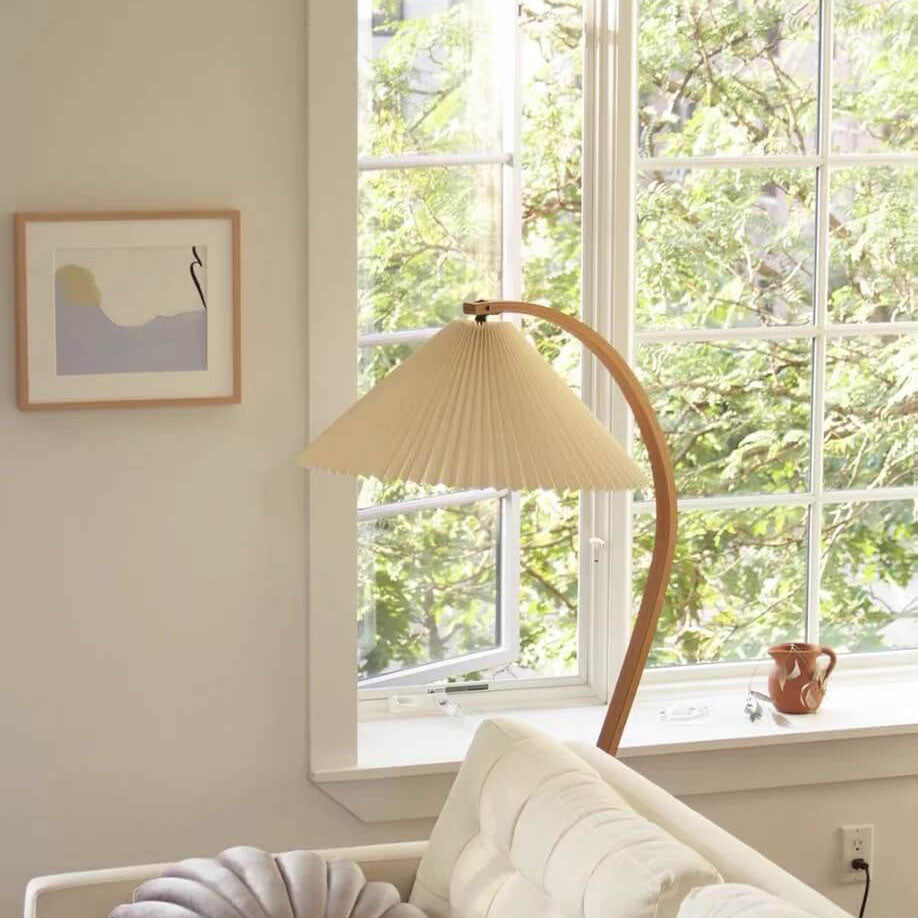Moderner minimalistischer, plissierter, gebogener Stoff-, Eisen- und Marmor-1-Licht-Stehlampe für das Wohnzimmer 