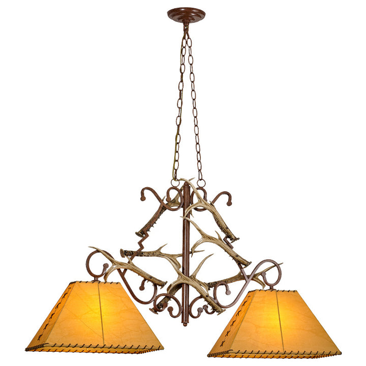 Traditioneller Vintage-2-flammiger Kronleuchter aus Kunstharz in Geweih-Optik mit Lampenschirmen in Lammfell-Optik für das Esszimmer 