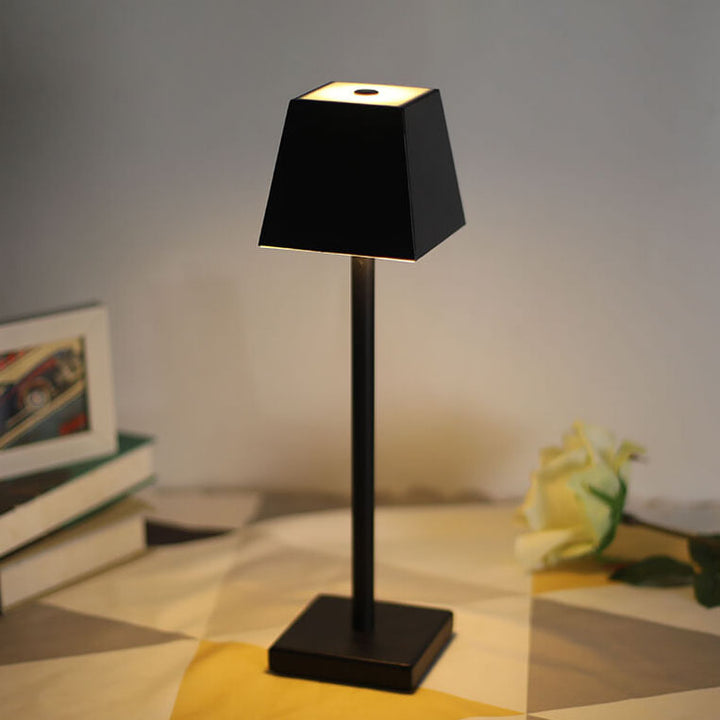 Lampe de table tactile LED carrée en métal de couleur unie moderne 