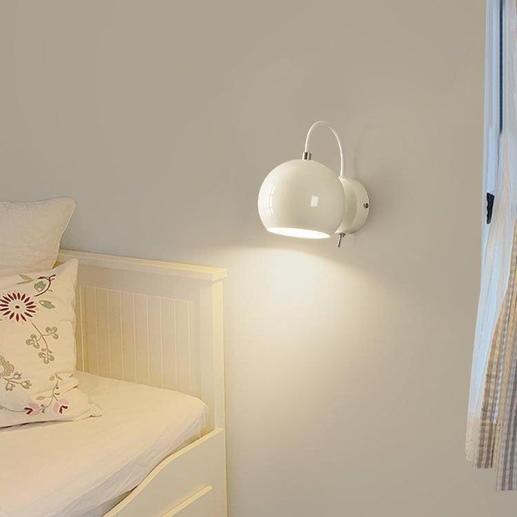 Moderne minimalistische cremefarbene runde Wandleuchte aus Eisen und Aluminium mit 1 Licht für Schlafzimmer 