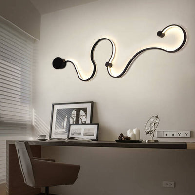 Moderne lange Aluminium-Schlangenform 1-Licht gebogene LED-Wandleuchte 