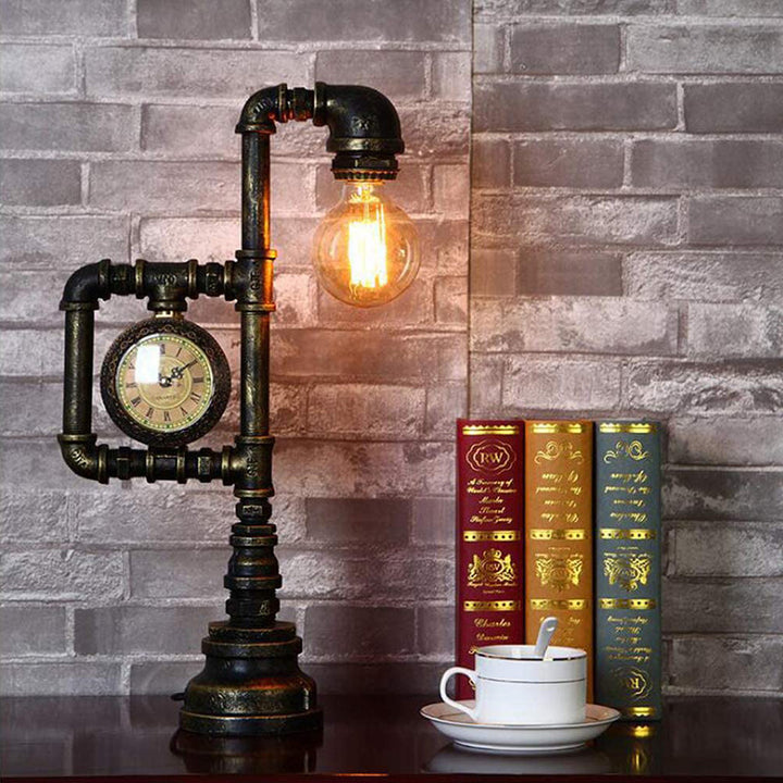 Lampe de table 1 lumière avec horloge industrielle vintage en fer et plomberie 