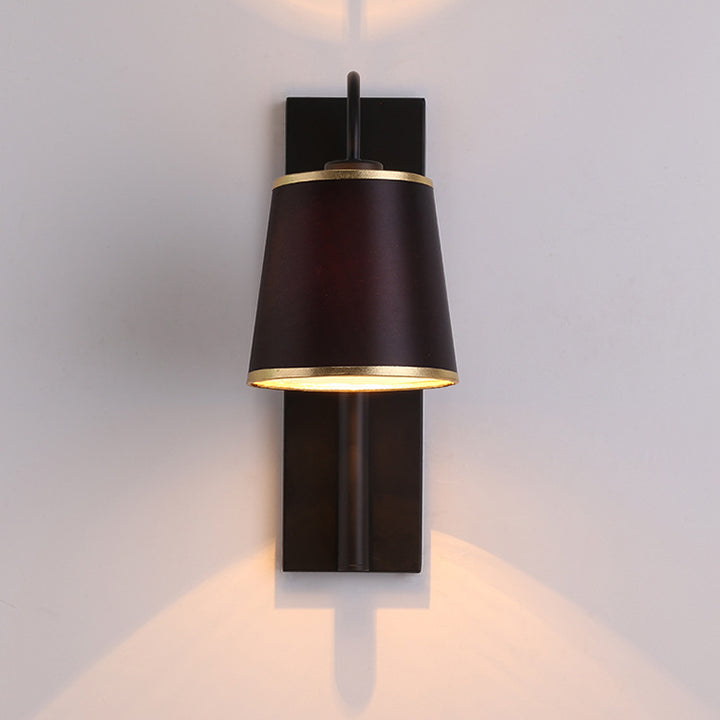 Moderne minimalistische 1-flammige Wandleuchte mit schwarzem konischem Stoffschirm aus Eisen für das Schlafzimmer 