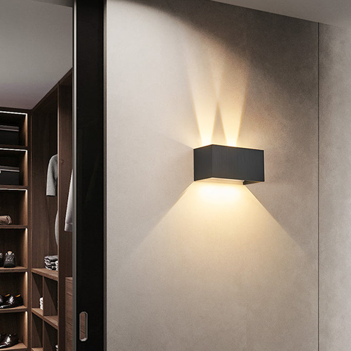 Moderne minimalistische LED-Lesewandleuchte aus Aluminium in quadratischer, flacher Form mit verstellbarem Lichtkegel für den Eingangsbereich 