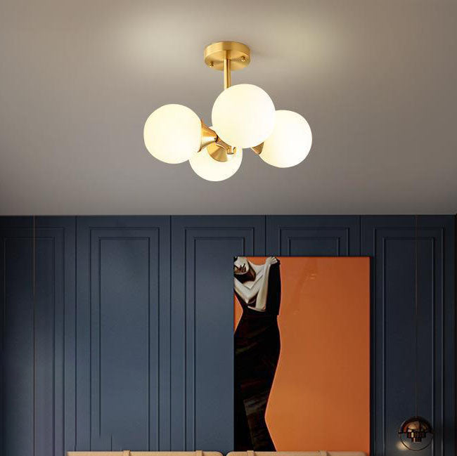 Lustre à 4 lumières avec cadre doré moderne de style mi-siècle et globe en verre pour salon 