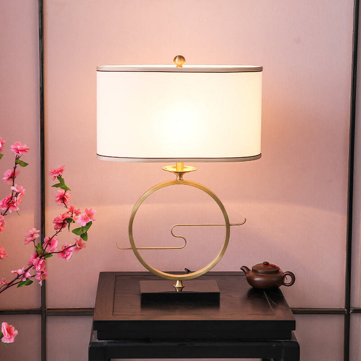 Lámpara de mesa de 1 luz con base de anillo de latón chino moderno y tela 