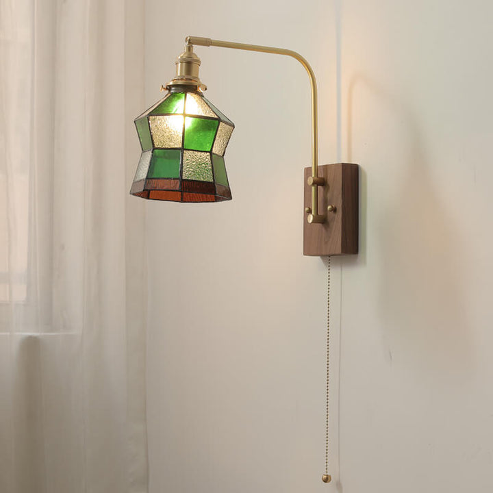 Zeitgenössische Retro-Wandleuchte mit 1 Flamme aus grünem Mosaikglas in Kegelform und Messing für das Schlafzimmer 