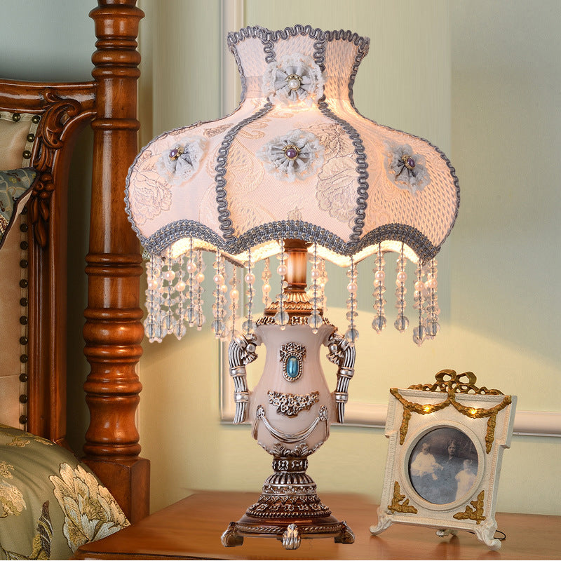 Traditionelle europäische runde Blumenperlen-Harzgewebe-1-Licht-Tischlampe für Schlafzimmer 