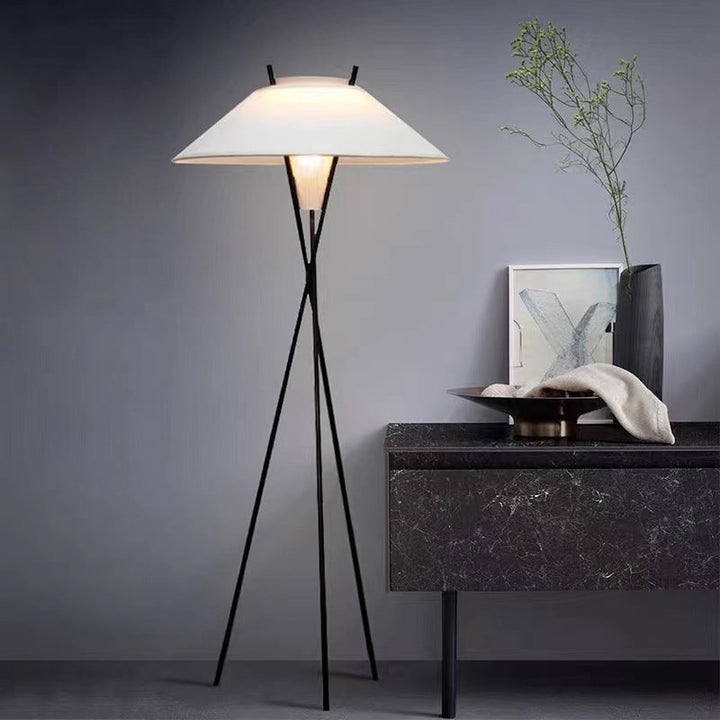 Zeitgenössische, schlichte Stehlampe mit halbkonischem Stoffschirm und Eisenstativ, 1 Licht, fürs Arbeitszimmer