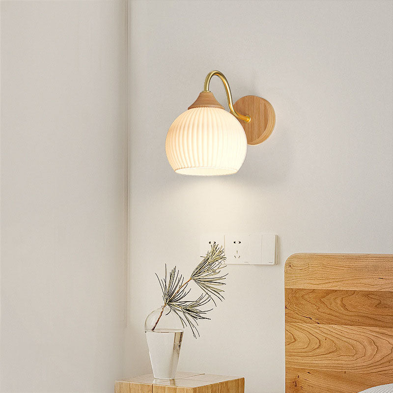 Moderne nordische 1-flammige Wandleuchte aus Eisen und Glas mit gestreiftem Rundholz für Wohnzimmer &amp; Schlafzimmer 