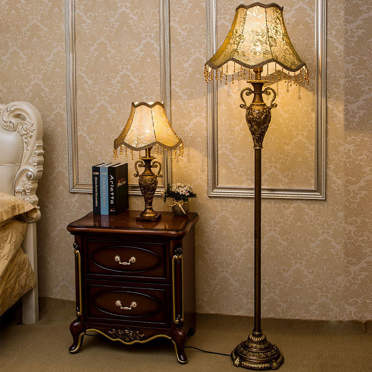 Lampe de sol traditionnelle européenne en résine avec tissu floral cylindrique à 1 lumière pour chambre 