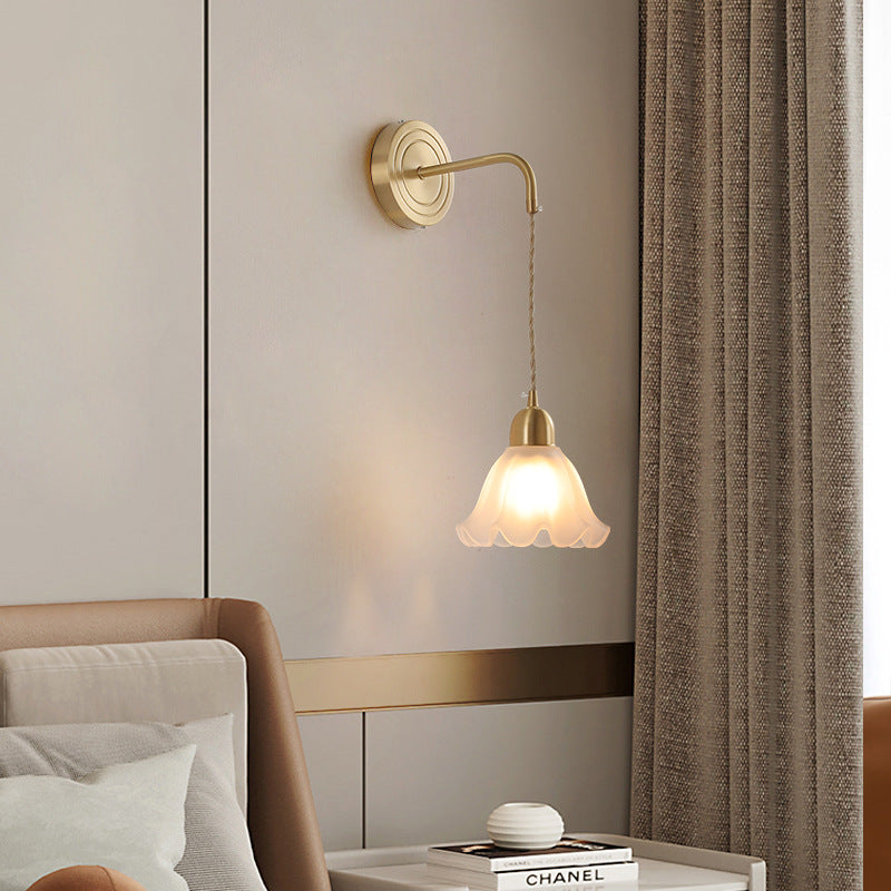 Moderne nordische 1-flammige Wandleuchte aus Glas in Blumenblatt-Optik und Kupfer für das Schlafzimmer 