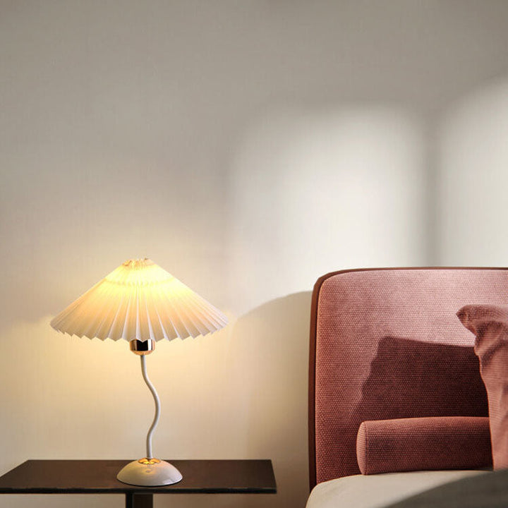 Moderne minimalistische Plissee-Regenschirm-Biegebasis 1-Licht-Tischlampe
