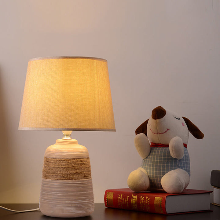 Lámpara de Mesa de 1 Luz con Base de Cerámica y Tela de Cuerda Estilo Europeo 