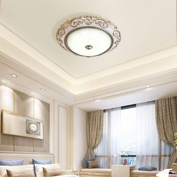 Plafón de techo LED redondo de vidrio, resina y herrajes con encaje tallado de estilo europeo tradicional para sala de estar y dormitorio 
