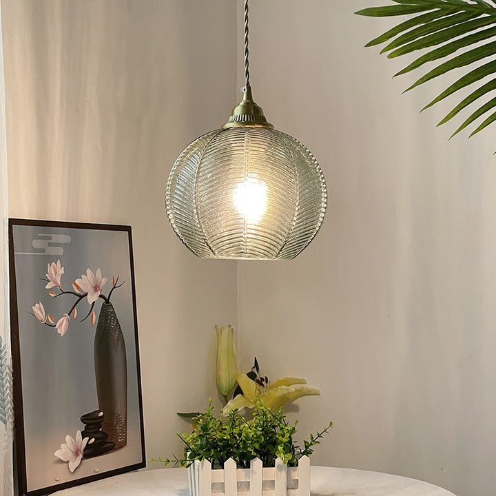 Zeitgenössische kreative runde Ganzmessing-Pendelleuchte aus gestreiftem Glas mit 1 Licht für Wohnzimmer 