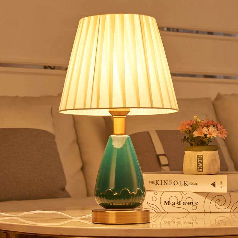 Traditionelle 1-flammige Tischlampe mit konischem Stoffschirm, Metallgestell und Keramiksockel für Wohnzimmer &amp; Schlafzimmer 