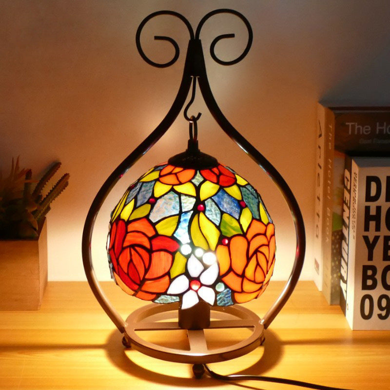 Tiffany-Tischlampe im traditionellen europäischen Stil mit herzförmigem Buntglas und Eisen, 1-flammig, für das Schlafzimmer 