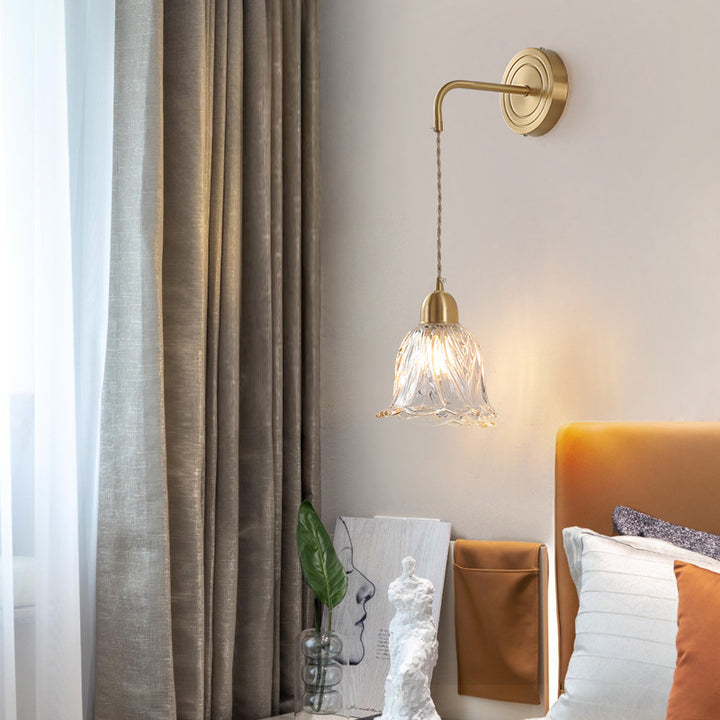 Moderne nordische 1-flammige Wandleuchte aus Glas in Blumenblatt-Optik und Kupfer für das Schlafzimmer 