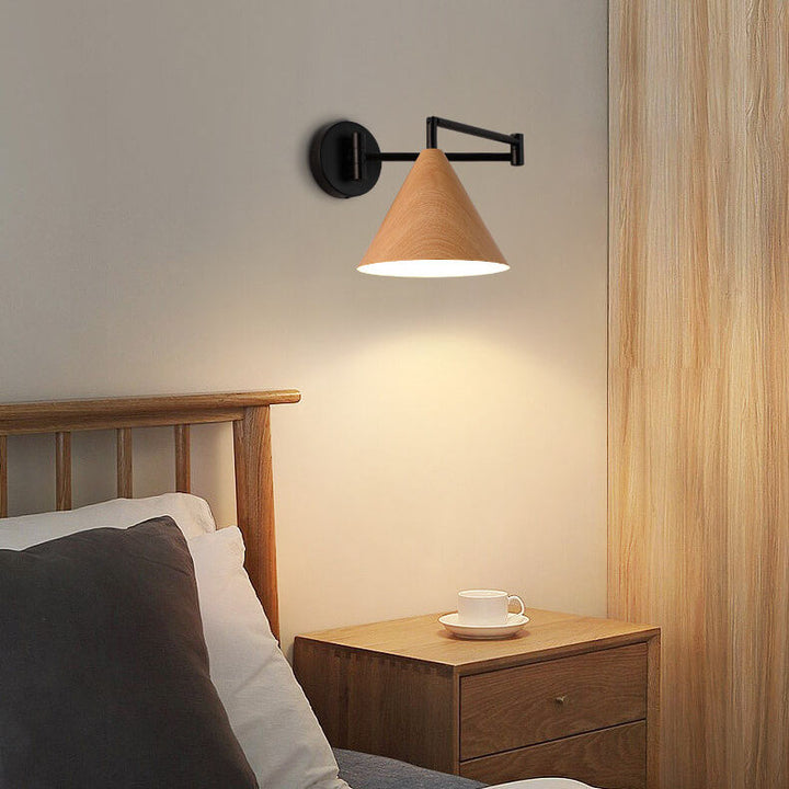 Moderne nordische 1-flammige Wandleuchte mit schwenkbarem Arm aus Eisen in Holzoptik in Kegelform fürs Schlafzimmer 
