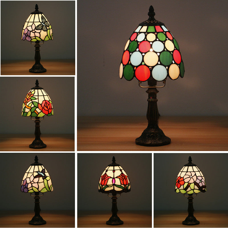 Lampe de table à 1 lumière en dôme conique en verre teinté Tiffany de style européen 