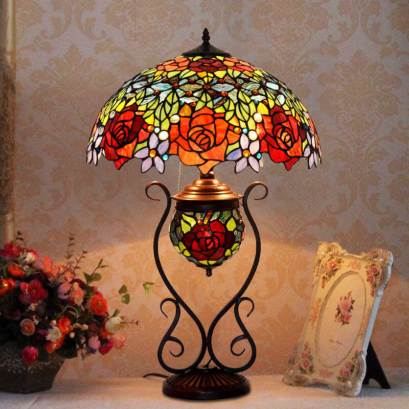 Tiffany Rose Buntglas-Spitzensockel im europäischen Stil, 3-Licht-Tischlampe